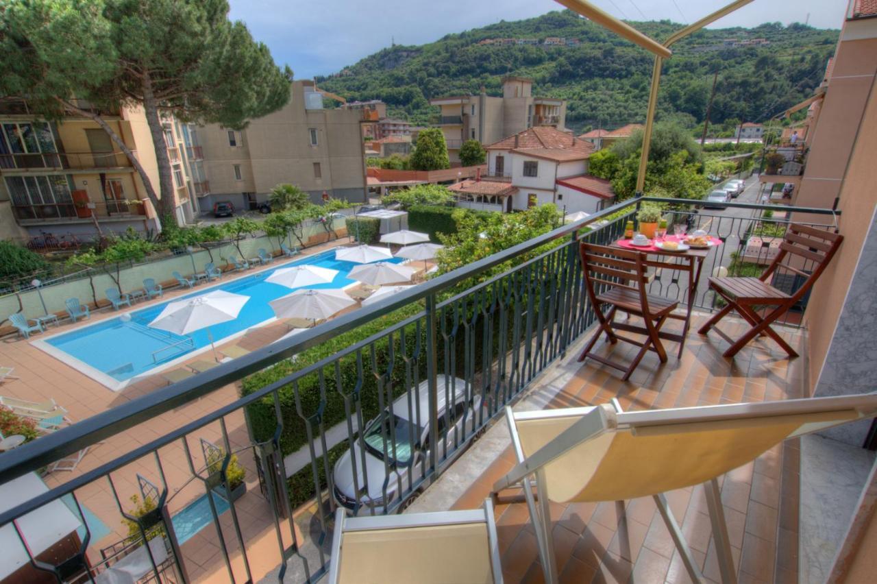 Residence Holidays Pietra Ligure Extérieur photo