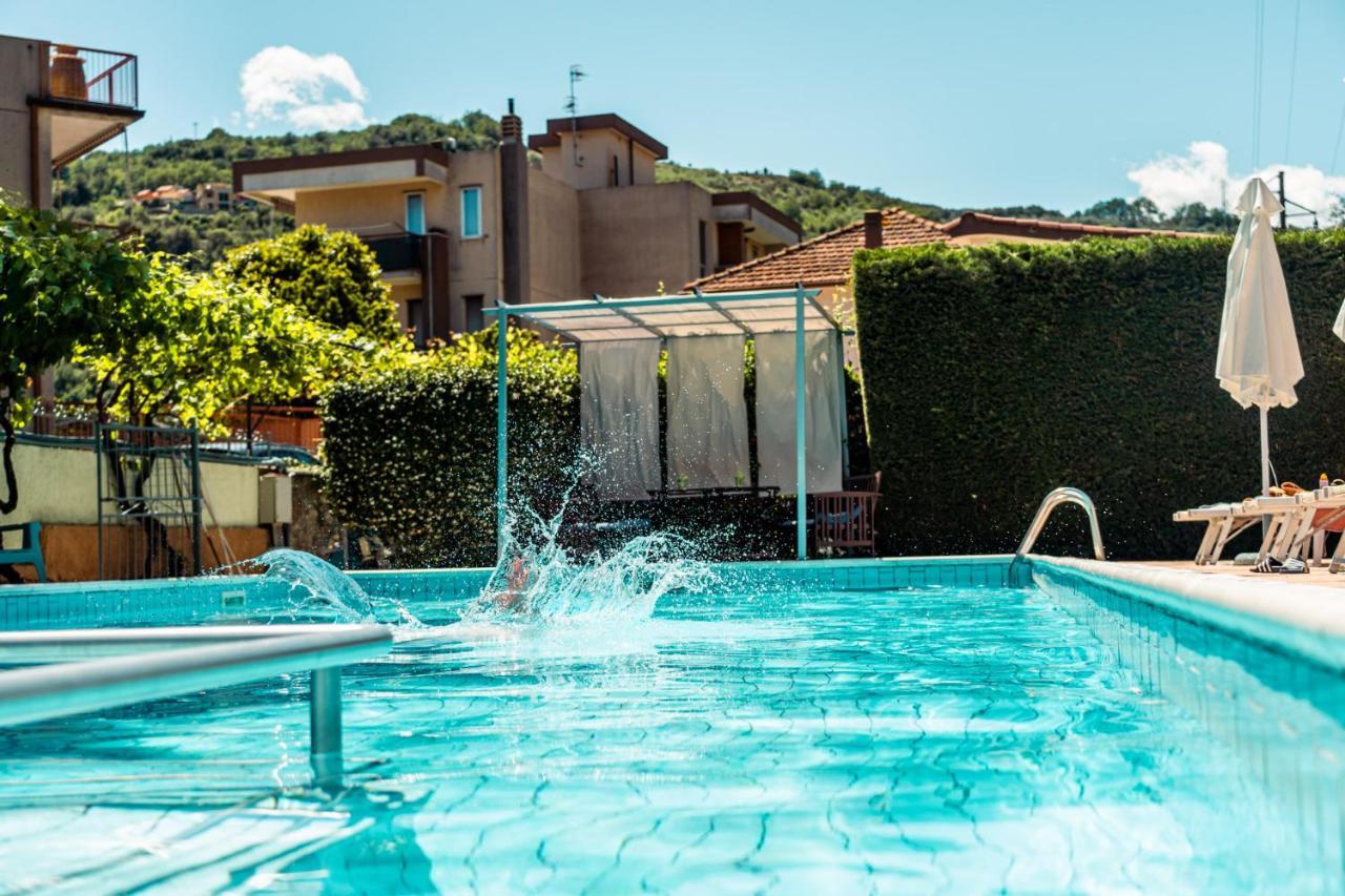 Residence Holidays Pietra Ligure Extérieur photo