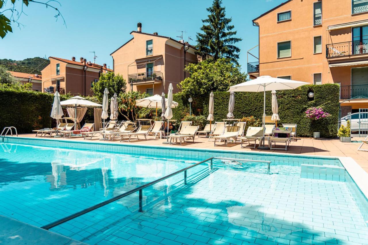 Residence Holidays Pietra Ligure Extérieur photo